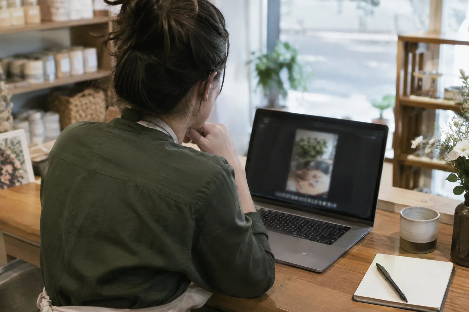 Un commerçant examine une photo publiée sur la fiche en ligne de son établissement.